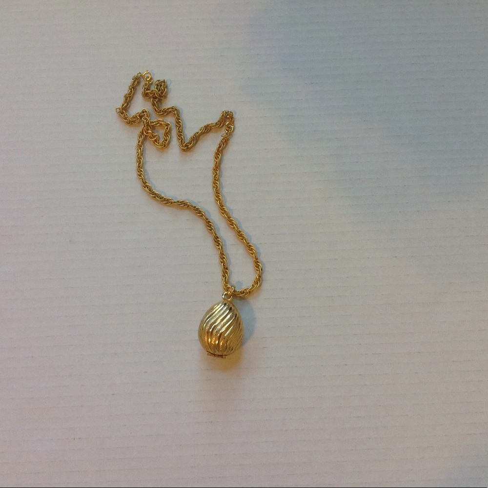 Vintage Avon Gold Clam Shell Locket Necklace